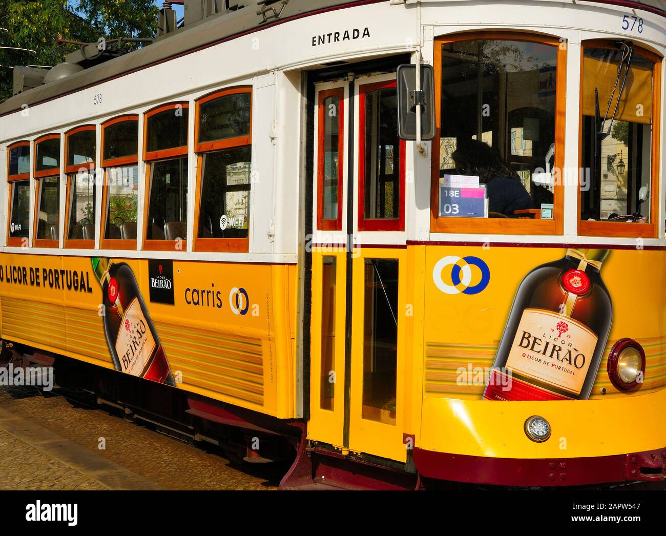 Seitenansicht einer stationären Straßenbahn in Lissabon, Portugal Stockfoto