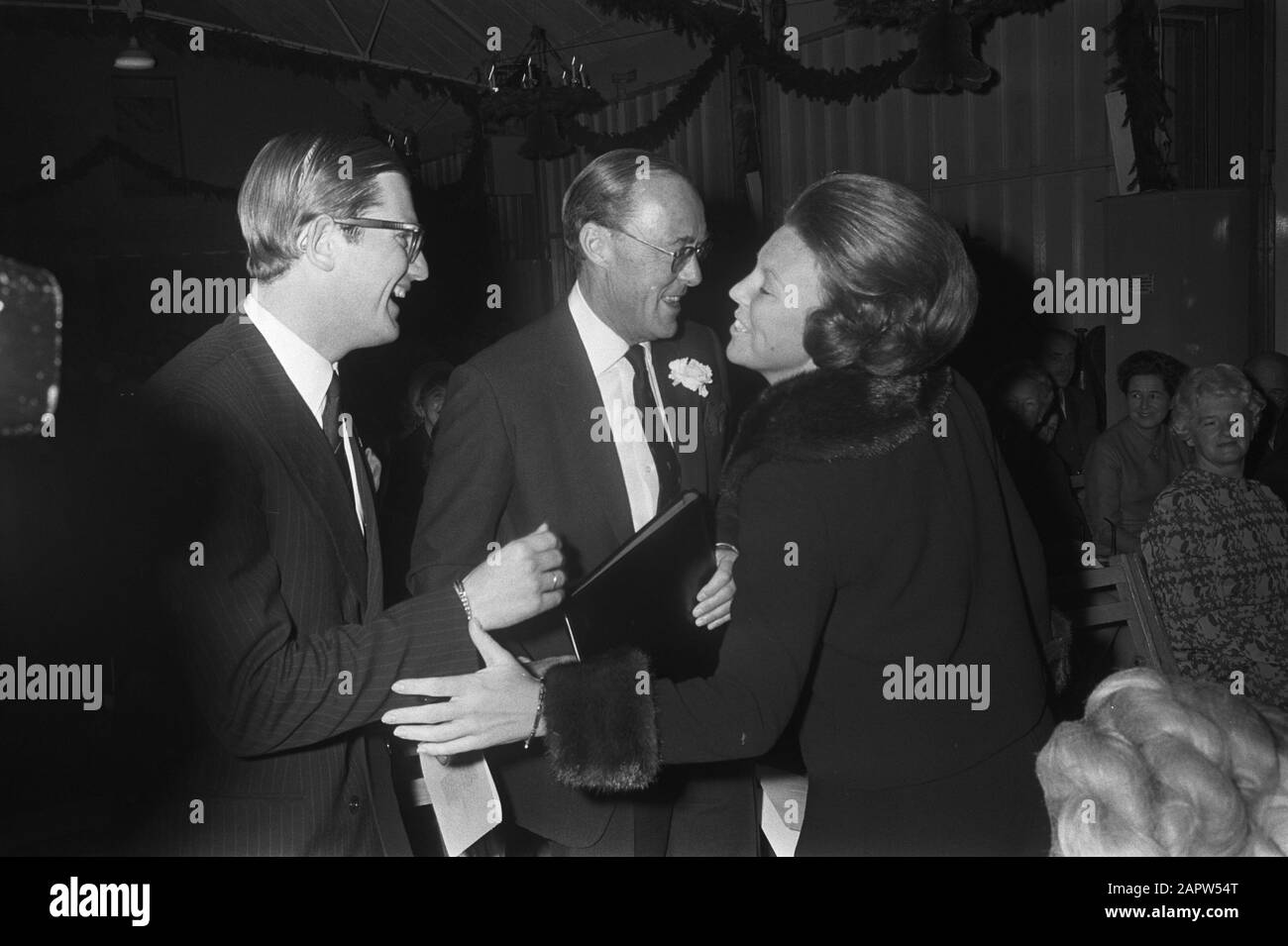 Weihnachtsfeier Königsfamilie auf Soestdijk. P. van Vollenhoven, Bernhard und Beatrix Datum: 23. Dezember 1969 Ort: Soestdijk, Utrechter Schlüsselwörter: Weihnachtsfeiern, Familien persönlicher Name: Beatrix, Prinzessin, Bernhard (Fürst Niederlande), Vollenhoven, Pieter van Stockfoto