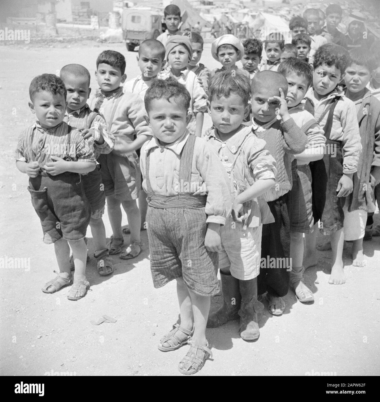 Naher Osten 1950-1955: Jordan Kinder draußen für ihre Schule im Flüchtlingslager Hussein in der Nähe von Amman Datum: 1950 Ort: Amman, Jordan Schlüsselwörter: Kinder, Flüchtlinge, Flüchtlingslager Stockfoto