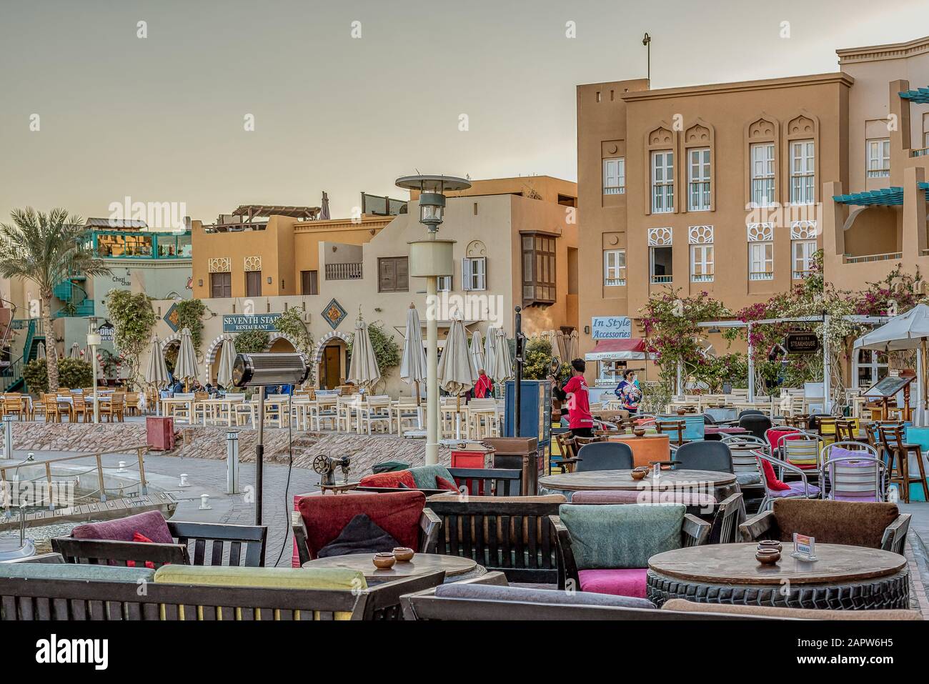 Tische in verschiedenen Restaurants entlang des Spaziergangs um den Jachthafen in el Gouna, Ägypten, 11. Januar 2020 Stockfoto