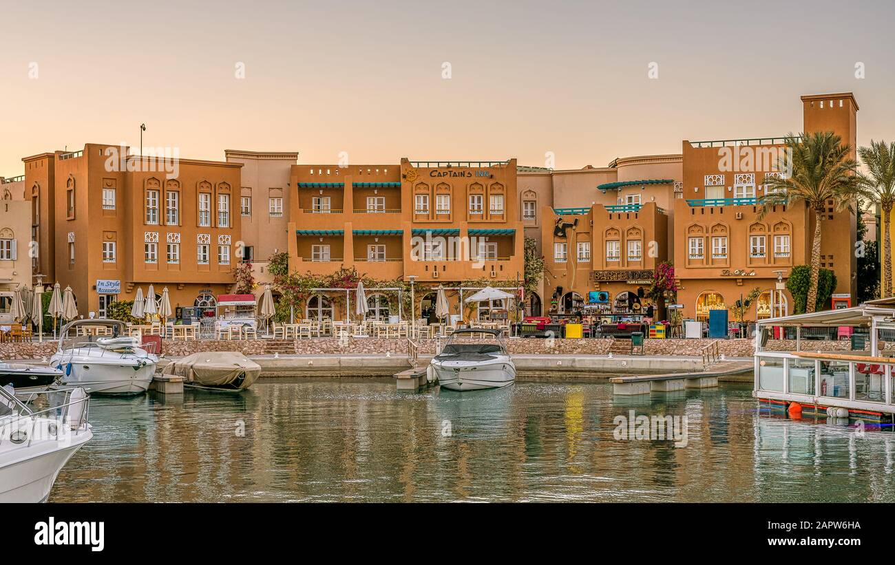 Hotels auf dem Bürgersteig des Yachthafens mit Booten und Gebäuden, die im Wasser reflektiert werden, Abu tig el Gouna, Ägypten, 11. Januar 2020 Stockfoto