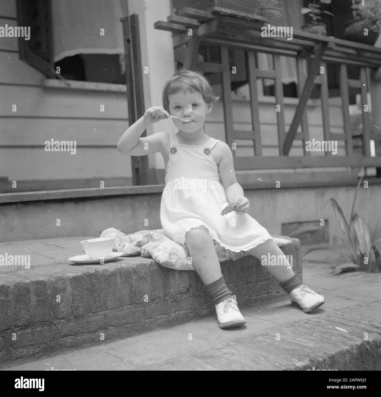 Reise nach Suriname und die niederländischen Antillen Kitty Boogh auf der Terrasse eines Hauses auf dem Wasser in Suriname Annotation: Ihr Vater, Oberstleutnant Boogh, war Kommandeur der Armee in Suriname Datum: 1947 Ort: Suriname Schlüsselwörter: Kinder persönlicher Name: Boogh, Kitty Stockfoto