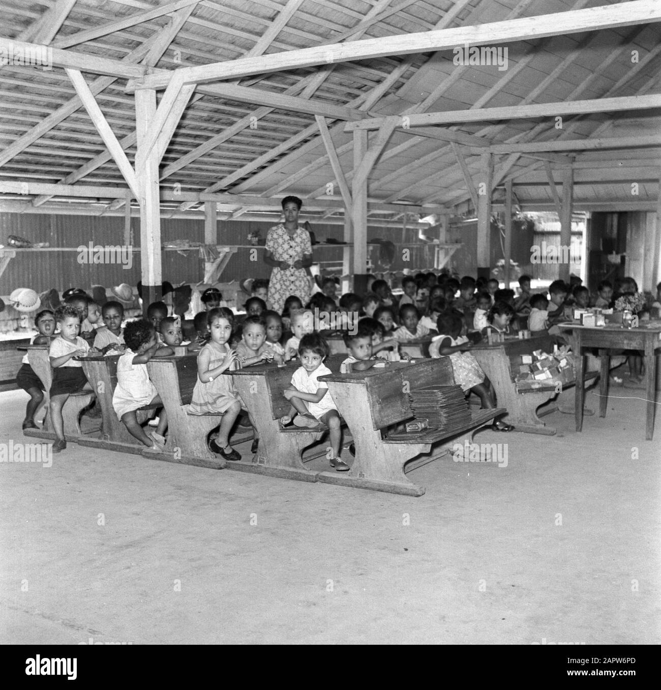 Reisen Sie nach Suriname und ins Präsenzzimmer der niederländischen Antillen an der Oranjeschool (Grundschule) in Paramaribo Datum: 1947 Ort: Paramaribo, Suriname Schlüsselwörter: Schüler, Lehrer, Schulen Stockfoto