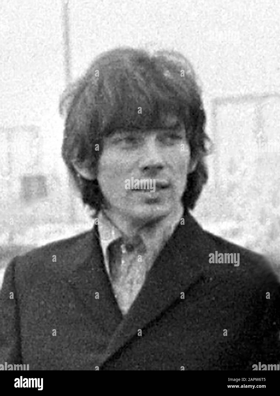 Dave Berry en de Manfred Mann Group tempidden van de Bloemen op Schiphol (11 Sept. 1967). Van Links naar rechts: Tom McGuinness, Dave Berry, Klaus Voormann, Mike Hugg, Manfred Mann, Mike d'Abo. Manfred Mann & Dave Berry Ankunft am Flughafen Schiphol, Niederlande, 11. Sept. 1967. Von links nach rechts: Tom McGuinness, Dave Berry, Klaus Voormann, Mike Hugg, Manfred Mann, Mike d'Abo. Stockfoto