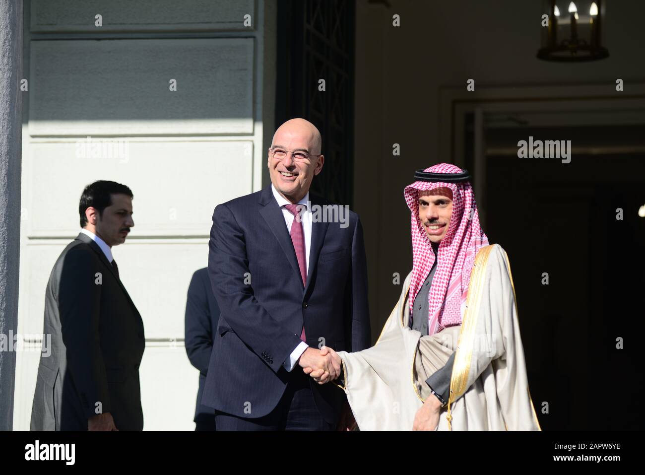 Athen, Griechenland. Januar 2020. Handschlag des griechischen Außenministers Nikos Dendias (links) mit dem Außenminister Saudi-Arabiens, Prinz Faisal bin Farhan Al Saud (rechts). (Foto von Dimitrios Karvountzis/Pacific Press) Credit: Pacific Press Agency/Alamy Live News Stockfoto