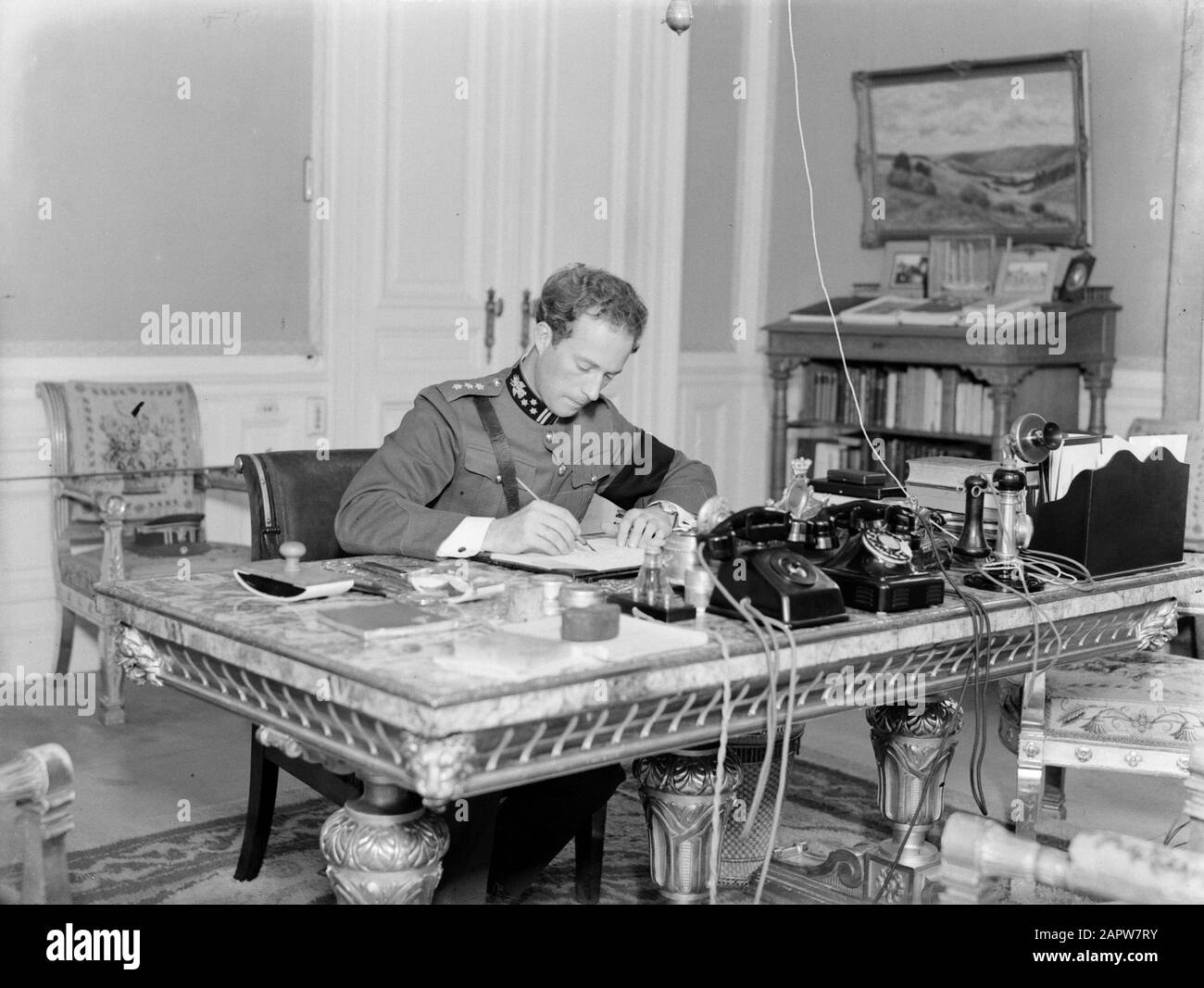 Königsfamilie Belgien König Leopold-III. In Uniform hinter seinem Schreibtisch im Palast in Laeken Datum: 1934 Ort: Belgien, Laeken Schlüsselwörter: Schreibtische, Könige persönlicher Name: Leopold-III (König Belgien) Stockfoto