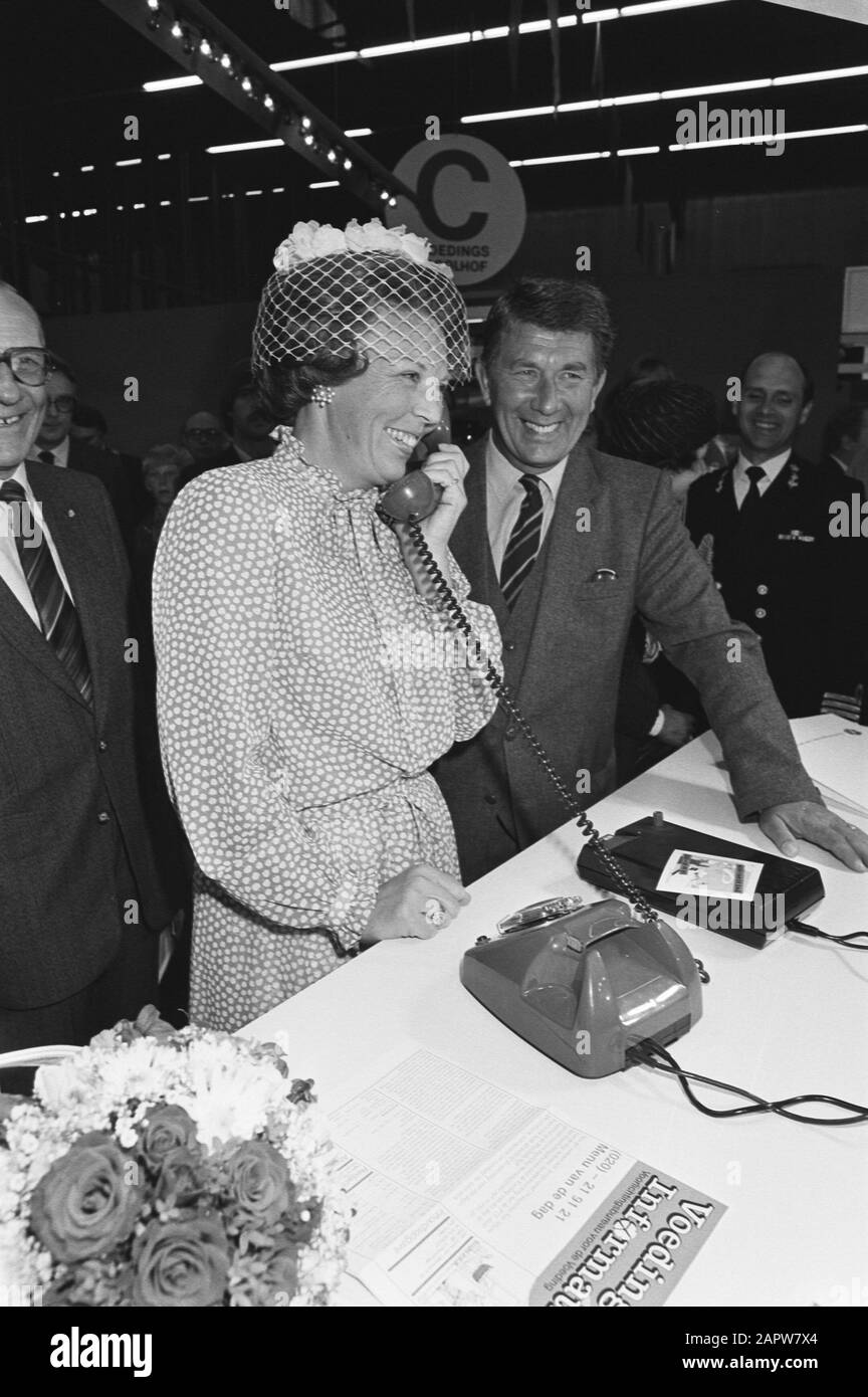 Königin Beatrix eröffnet in der Rotterdamer Ahoy-Halle die niederländische Oke Messe, die im Rahmen der nationalen Gesundheitswoche veranstaltet wird. Königin Beatrix setzt die Stromleitung auf der niederländischen Ok-Messe in den Rotterdam-Ahoyhallen während der nationalen Gesundheitswoche Datum: 29. August 1981 Ort: Rotterdam, Zuid-Holland Schlüsselwörter: Ratschläge, Messen, Gesundheit, Königinnen, Telefone, Essen persönlicher Name: Beatrix (Königin Niederlande) Stockfoto
