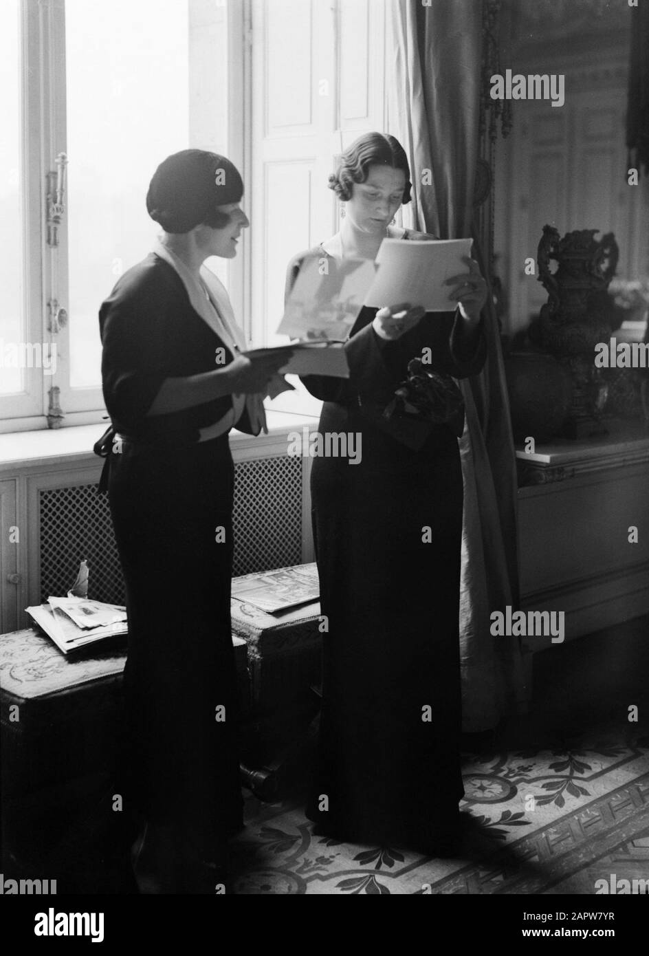 Königsfamilie Belgien Königin Astrid von Belgien mit Assistentendatum: Undatierter Ort: Brüssel Schlüsselwörter: Queens persönlicher Name: Königin Astrid von Belgien Stockfoto