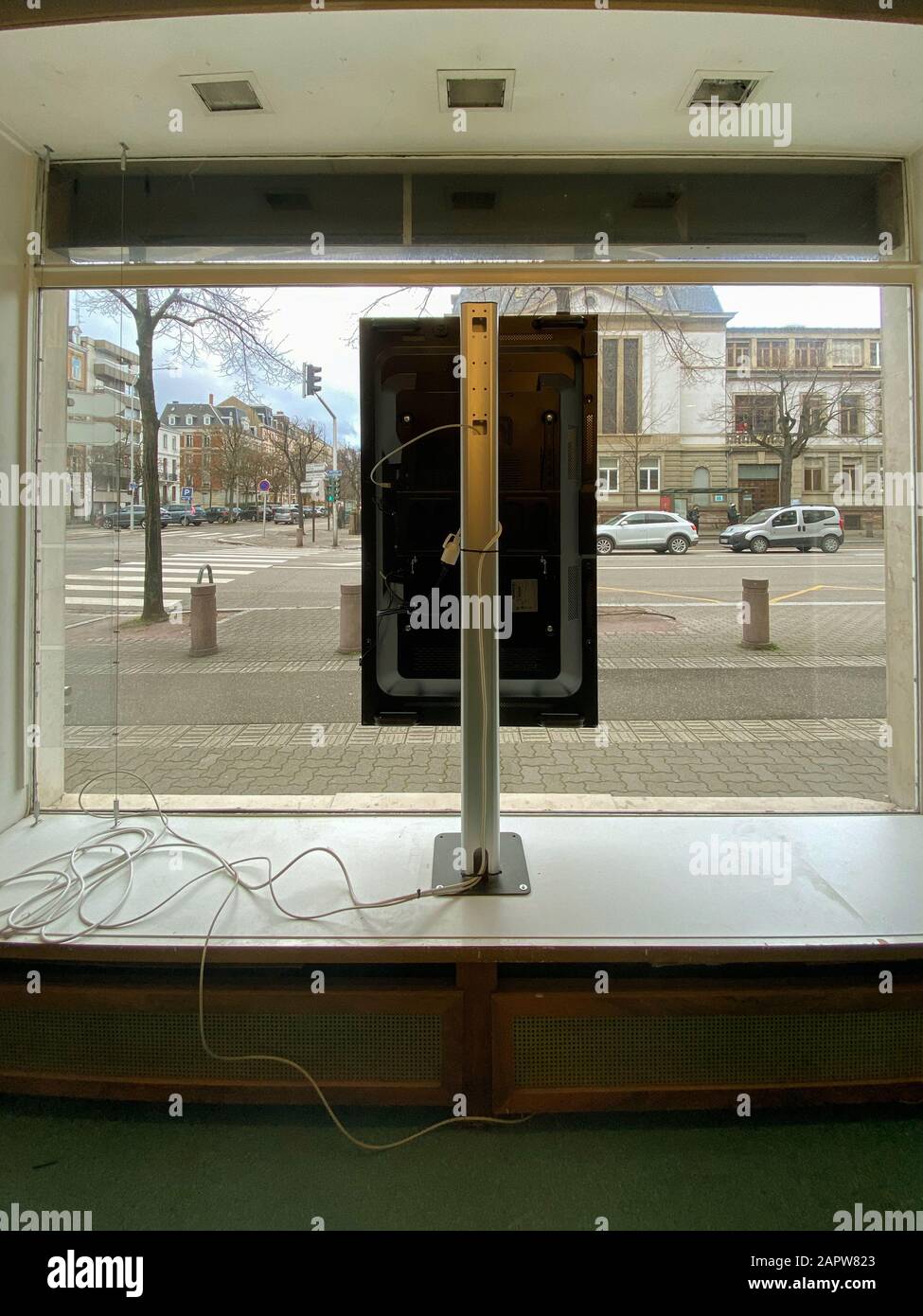 Strasbourg, Frankreich - 16. Dezember 2019: Blick auf Samsung demonstrations-werbefernsehen von hinten im Schaufenster beim Wiederaufbau - großer Raum Stockfoto