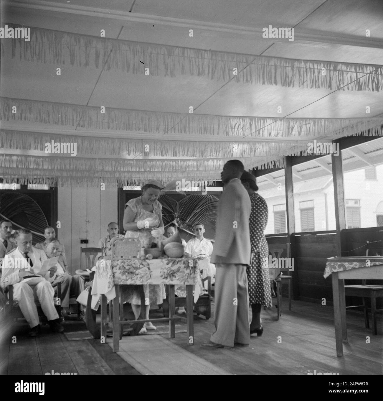 Niederländische Antillen und Suriname zum Zeitpunkt des königlichen Besuchs von Königin Juliana und Prinz Bernhard im Jahr 1955 erhält Königin Juliana Geschenke im Wald und kreolischen Dorf Coffee Camp Datum: Oktober 1955 Ort: Koffiekamp, Suriname Schlüsselwörter: Besuche, Wald#####, Geschenke, Königinnen persönlicher Name: Juliana, Königin Stockfoto