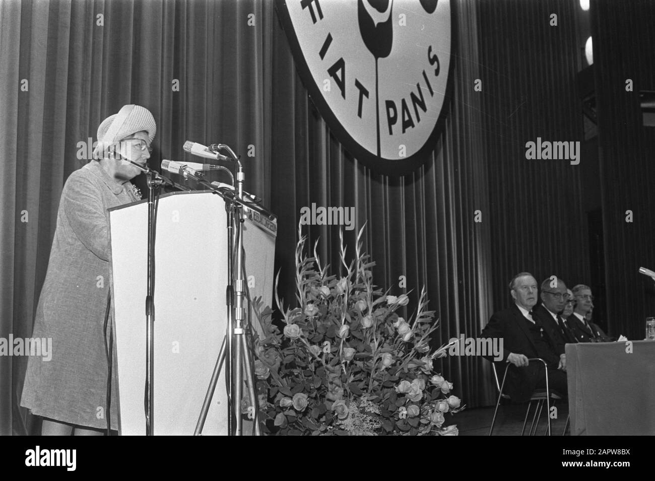 Königin Juliana eröffnet zweiten Welternährungskongress der FAO im Kongresszentrum, den Haag; Königin Juliana während der Rede für das FAO-Vorstandsmitglied Datum: 16. Juni 1970 Ort: Den Haag, Zuid-Holland Schlüsselwörter: KONGRESSZENTREN, Königinnen, Eröffnungen persönlicher Name: Juliana (Königin Niederlande) Stockfoto