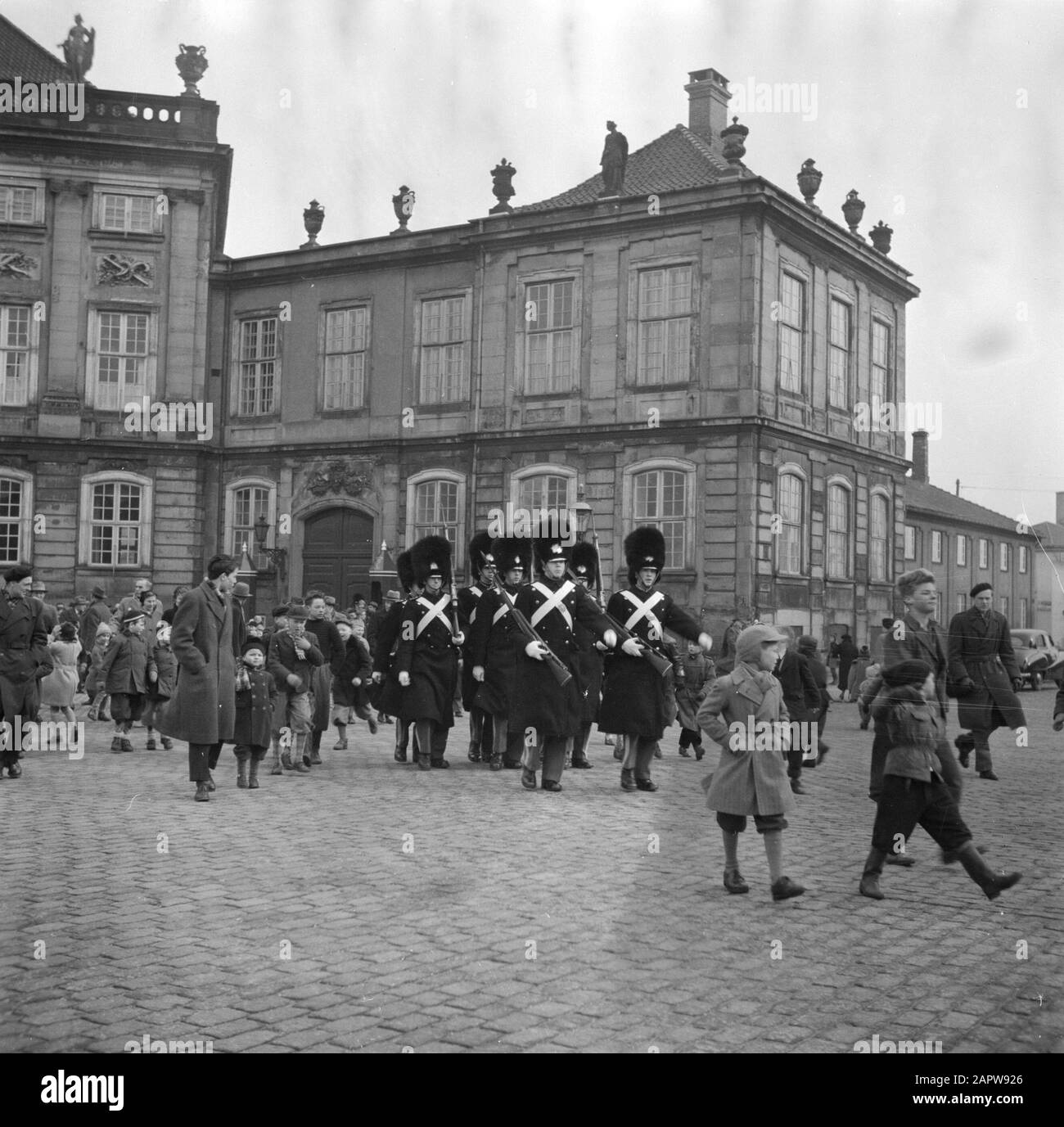 55. Jahrestag der Königlichen Garde und Zuschauer von König Friedrich IX. Auf dem Platz der Burg Amalienborg Datum: 11. März 1954 Ort: Dänemark, Kopenhagen Schlüsselwörter: Überwachung, Ehrenstrafen Kopfbedeckung, Militär, Paläste, Öffentlichkeit, Straßenbilder, Uniformen Stockfoto