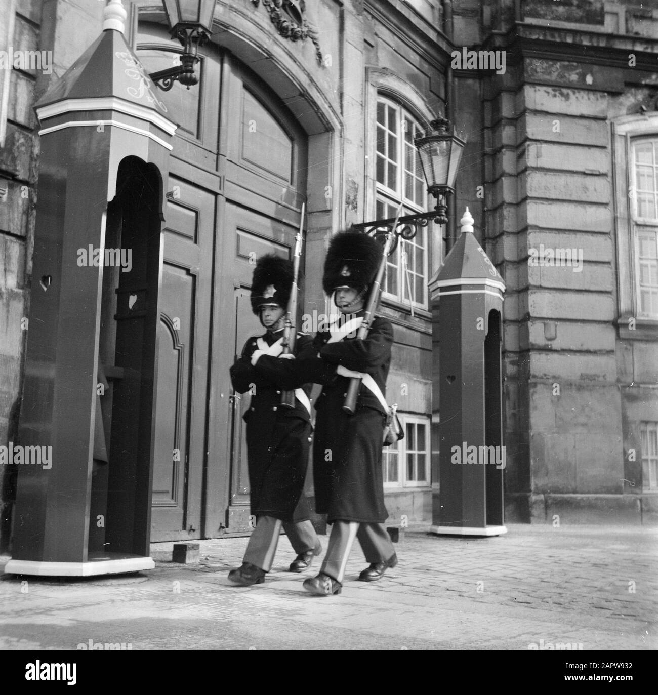 55. Jahrestag der königlichen Garde von König Friedrich IX. An der Eingangstür von Schloss Brockdorff auf dem Platz von Schloss Amalienborg Datum: 11. März 1954 Ort: Dänemark, Kopenhagen Schlüsselwörter: Überwachung, Ehrenwachen, Kopfbedeckung, Militär, Paläste, Straßenstatuen, Uniformen, Schusswaffen Stockfoto