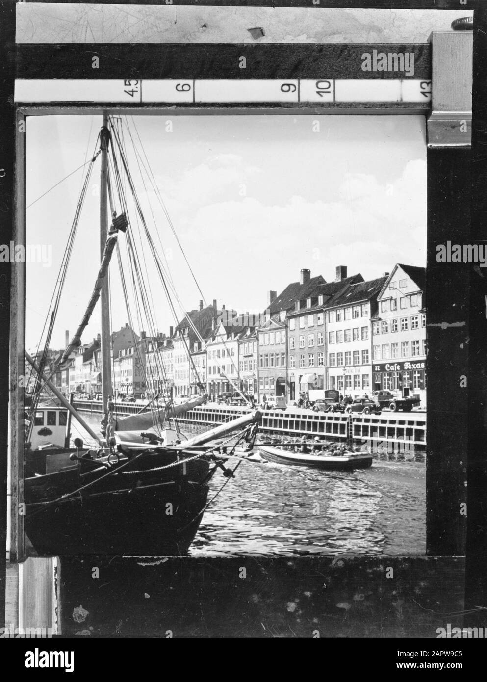 Reproduktionsfotografien Kopenhagen. Blick auf den Bau entlang der Nieuwe Haven mit im Vordergrund ein Schiff mit Kanalboot Datum: Undatierter Standort: Dänemark, Kopenhagen Schlüsselwörter: Architektur, Barock, Häfen, Kais, Kanalboote, Schiffe Stockfoto