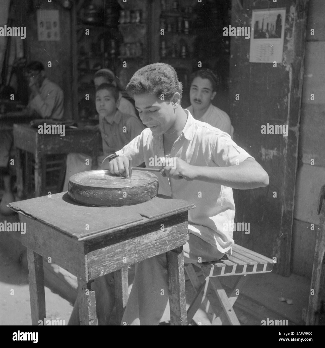 Naher Osten 1950-1955: Ägypten Kupferstecher bei der Arbeit in der Altstadt von Kairo Datum: 1950 Standort: Kairo, Ägypten Schlagwörter: Handwerk, Kupfer, Märkte Stockfoto