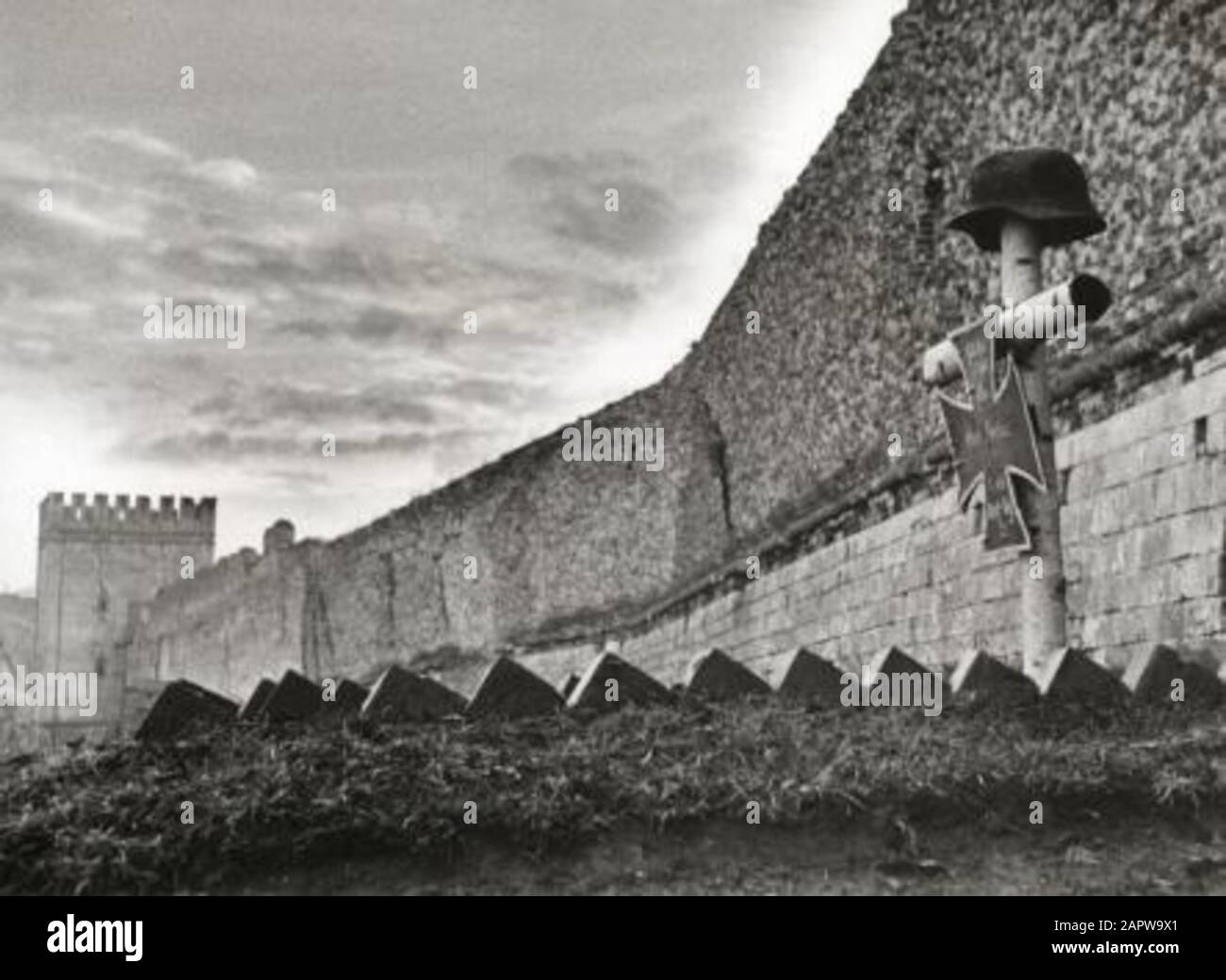 Spaarnestad Photo/SFA022803835 Weltkrieg, Ostfront Landkrieg. Deutsches Heldengrave, Kreuz mit Stahlhelm an der Stadtmauer von Smolensk. Russland/Sowjetunion, Smolensk, 7. November 1941; Stockfoto