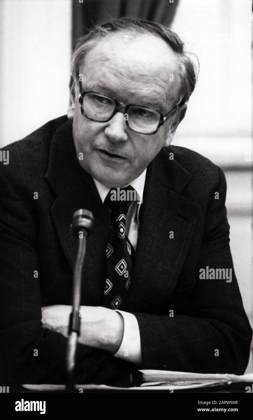 Minister R.J.H. Kruisinga (CHU) der Verteidigung sprach im Repräsentantenhaus. Den Haag, Niederlande, 16. Februar 1978; Stockfoto