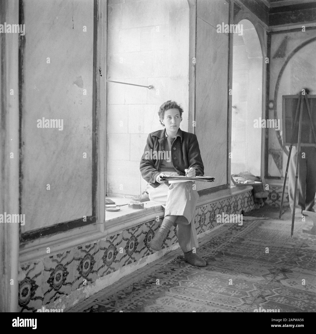 Israel 1948-1949: Kunststudenten in der Moschee von Acre Art Student studiert das Innere der Moschee Von Acre nahe Datum: 1948 Ort: Acre, Israel Schlüsselwörter: Interieur, Moscheen, Bildung, Studenten, Zeichnen, Frauen Stockfoto