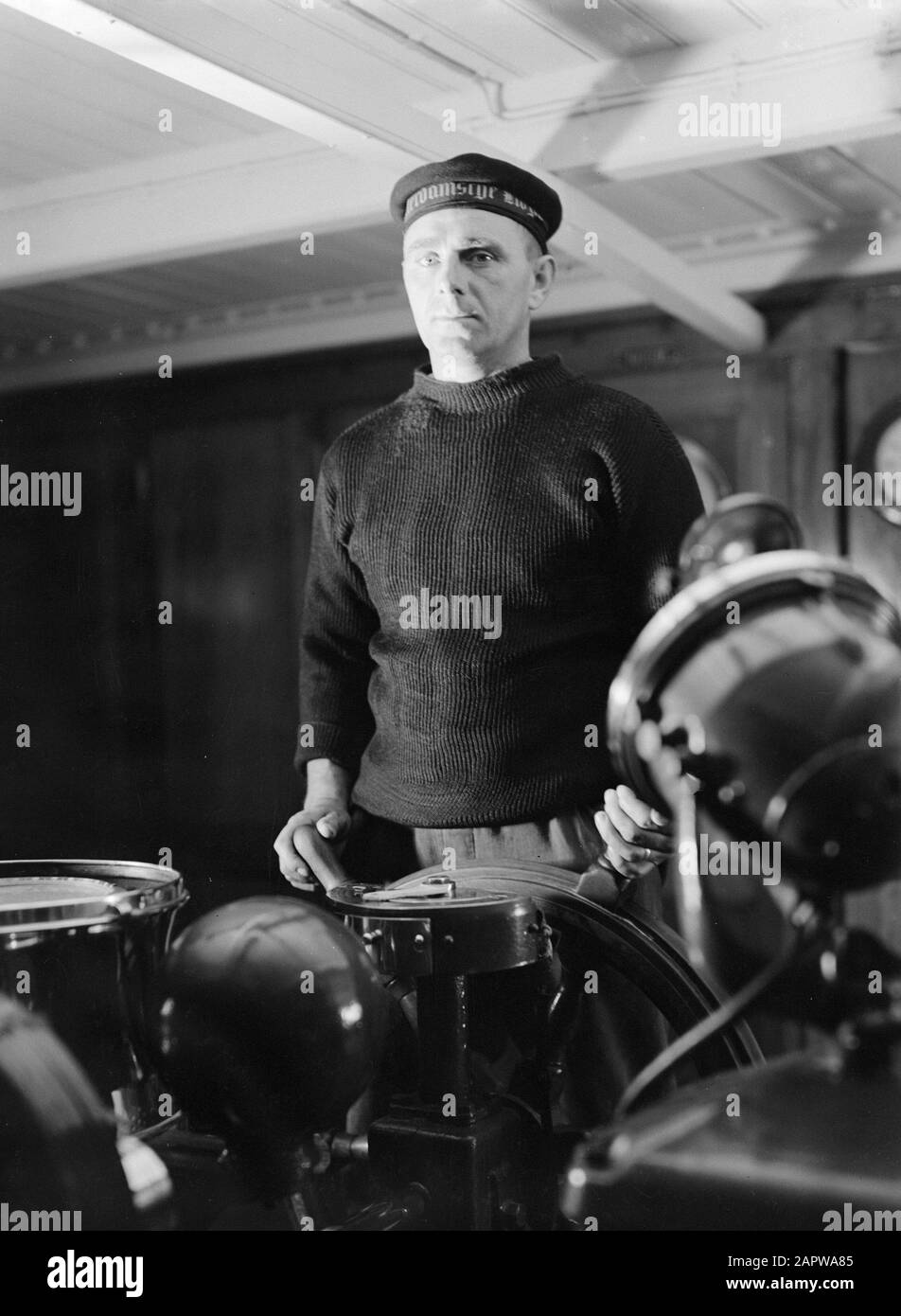 Seereise mit MS Baloeran Quartermaster hinter dem Ruder bei Nacht Anmerkung: Dieses Foto ist Teil einer Reihe von Fotos von einer Reise mit der MS Baloeran von Rotterdam-Lloyd Datum: 1935 Schlüsselwörter: Matrosen, Nacht, Schiffe Stockfoto