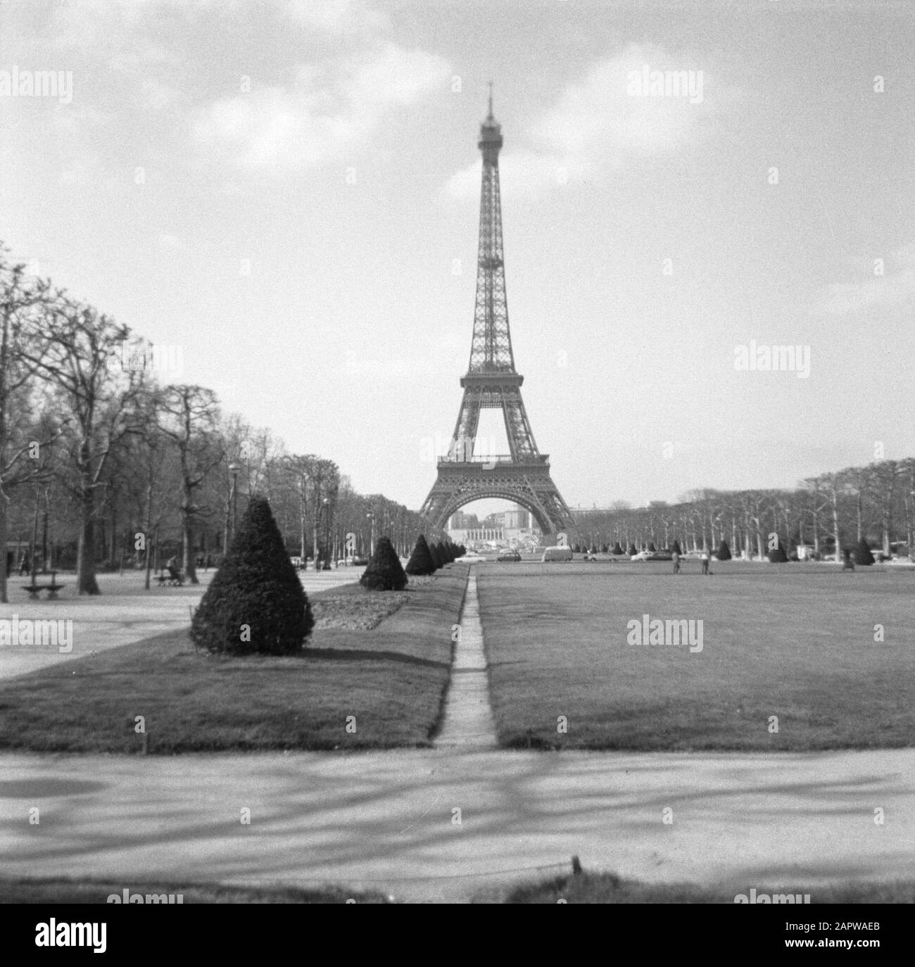 Pariser Bilder [Das Straßenleben von Paris] La Tour Eiffel Anmerkung: Der Eiffelturm wurde von Gustav Eiffel anlässlich der Weltausstellung von 1889 erbaut Datum: 1965 Standort: Frankreich, Paris Stichwörter: Denkmäler, Aussichtstürme Stockfoto