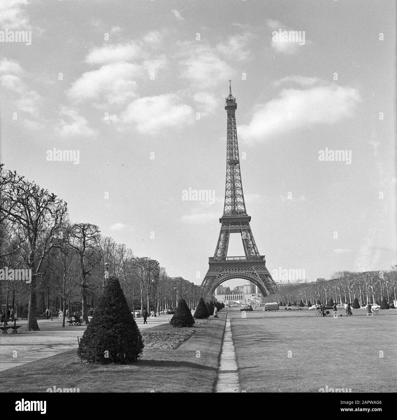 Pariser Bilder [Das Straßenleben von Paris] La Tour Eiffel Anmerkung: Der Eiffelturm wurde von Gustav Eiffel anlässlich der Weltausstellung von 1889 erbaut Datum: 1965 Standort: Frankreich, Paris Stichwörter: Denkmäler, Wachtürme Stockfoto