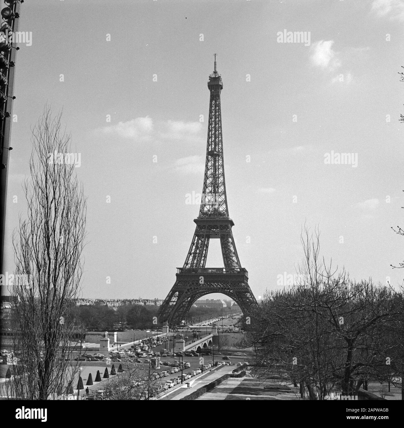 Pariser Bilder [Das Straßenleben von Paris] La Tour Eiffel Anmerkung: Der Eiffelturm wurde von Gustav Eiffel anlässlich der Weltausstellung von 1889 erbaut Datum: 1965 Standort: Frankreich, Paris Stichwörter: Denkmäler, Aussichtstürme Stockfoto