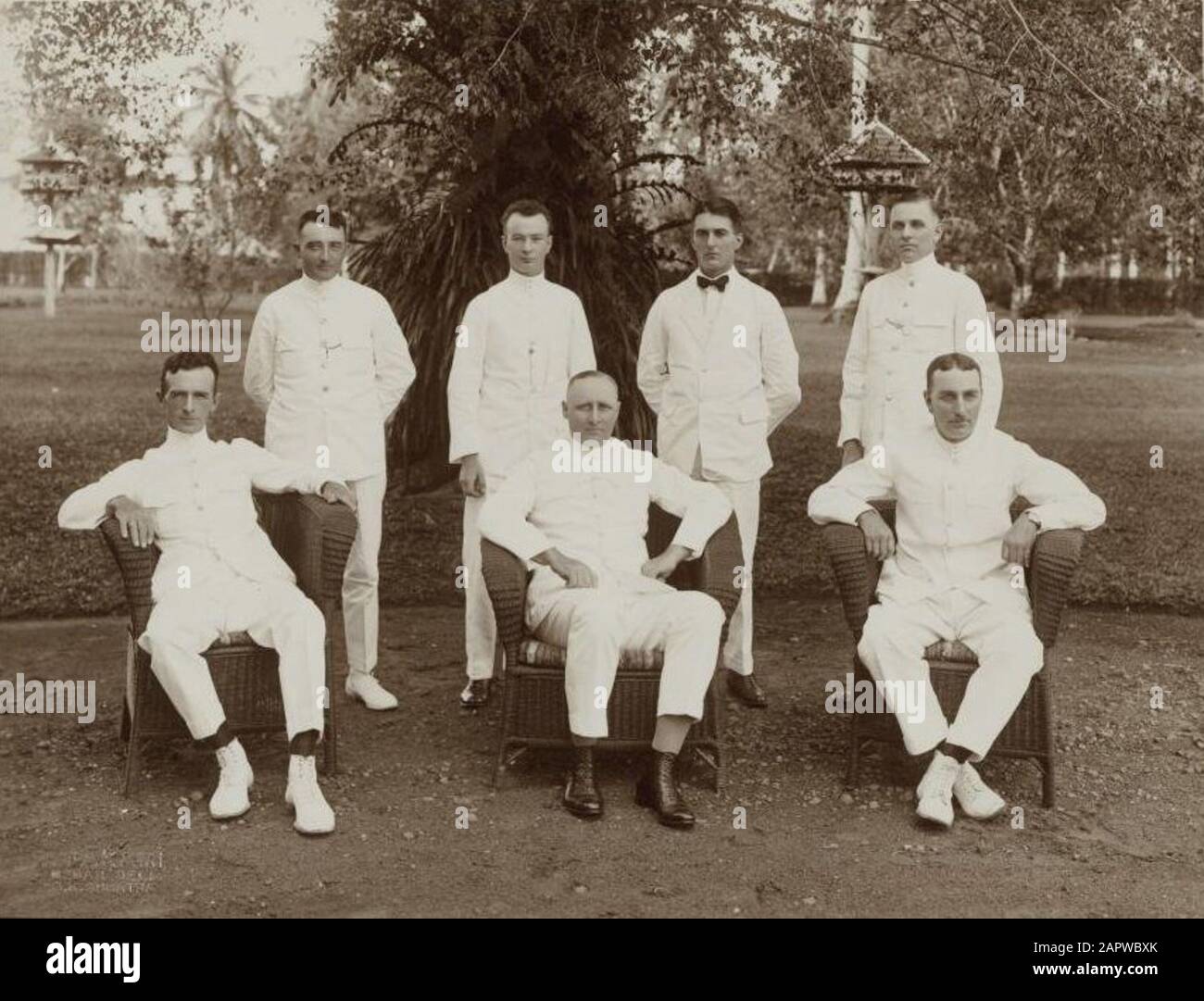 http://www.gahetna.nl/collectie/afbeeldingen/fotocollectie/zoeken/weergave/detail/start/0/tstart/0/q/zoekterm/839-17 National Archive Group Sport Network of Executives of the Tobacco Company Padang-Brahrang, Dutch Indies. Aus der l.n.r.: Van Dale, de Jong, (b. b. und D.); Schulze, Lübcke; sitzend: Nieuwenhuijs, Schouten, Hetherington. Indonesien, Medan, Niederländische Ostindien, Sumatra, Datum unbekannt. Foto aus Album der Deli Maatschappij (Report Series Executives). Manager einer Tabakfirma in Niederländisch-Ostindien. Medan, Sumatra, Indonesien. Datum unbekannt. Stockfoto