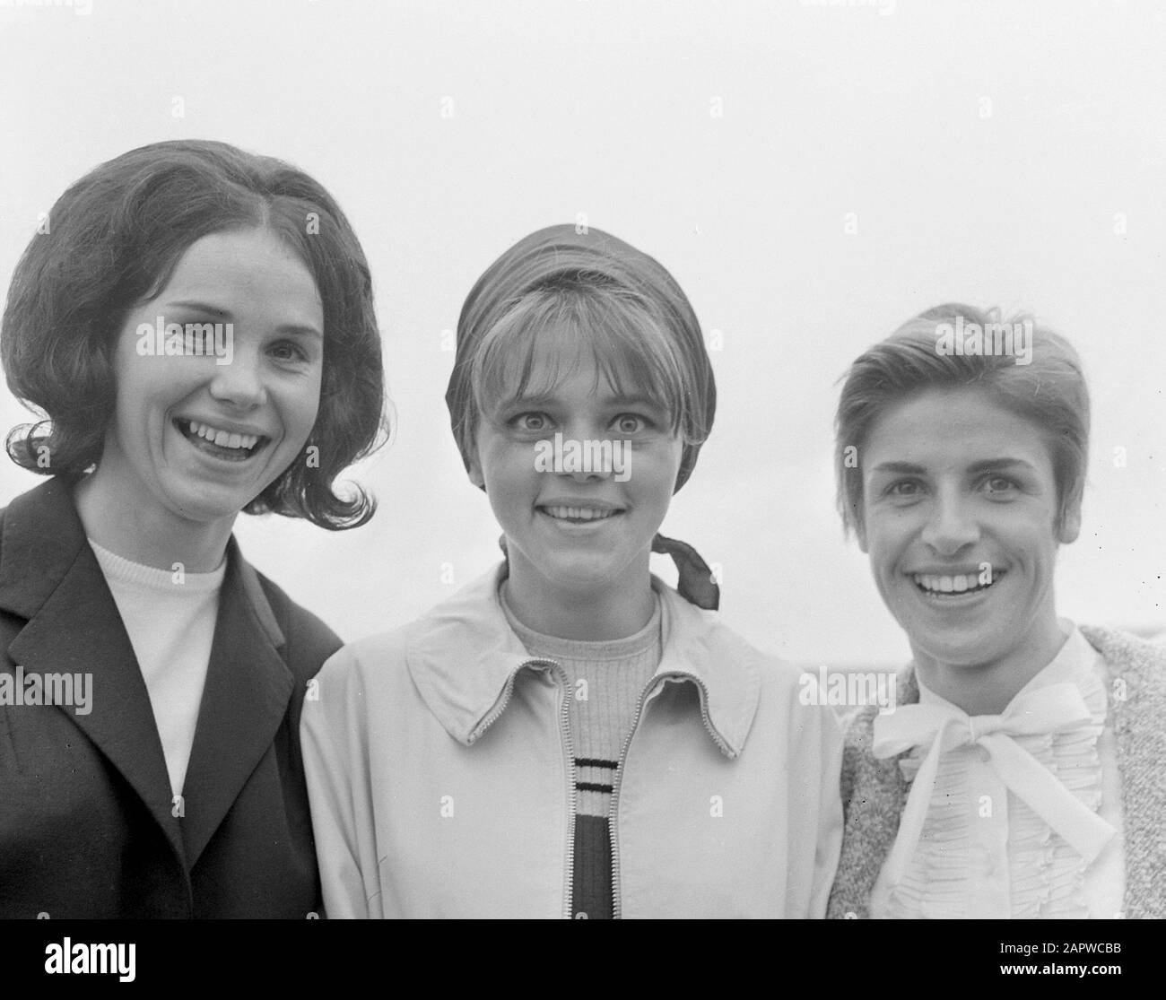 Abfahrt niederländische Leichtathletik-Damenmannschaft nach Kassel, v. l.n Lia Hinten, Hilda Slaman, Ilja Laman; Stockfoto