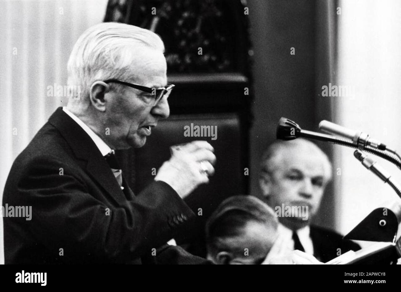 A.m. Lucas (KVP) im Repräsentantenhaus. Den Haag, Niederlande, 24. November 1965; Stockfoto