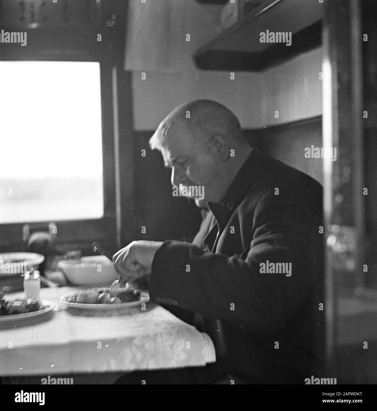 Schottland - Edinburgh Waverley Railway Station Engineer verwendet eine Mahlzeit im Wiederherstellungswagen Annotation: Zwischen 1870 und 1965 gab es zwei große Stationen in Betrieb mehrerer Eisenbahngesellschaften: Waverley (North British Rail) und Princes Street (Caladonian Railway). Waverley war der wichtigste und existiert noch, Princes Street nicht mehr Datum: 1934 Standort: Edinburgh, Großbritannien Schlüsselwörter: Gastfreundschaft, Bahnpersonal, Züge Stockfoto