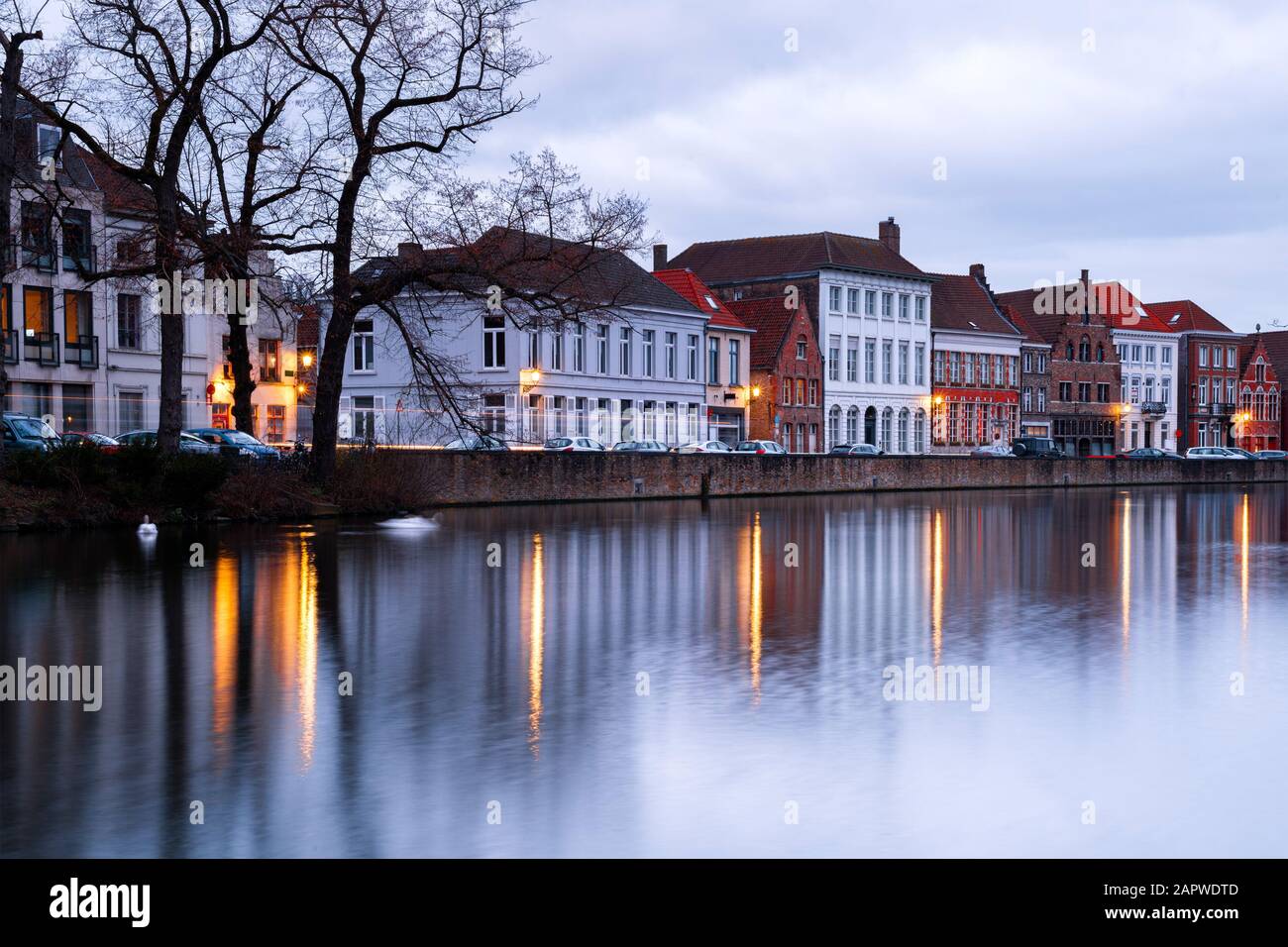 Gebäude in Brüggen (Belgien) reflektieren sich im Wasser Stockfoto