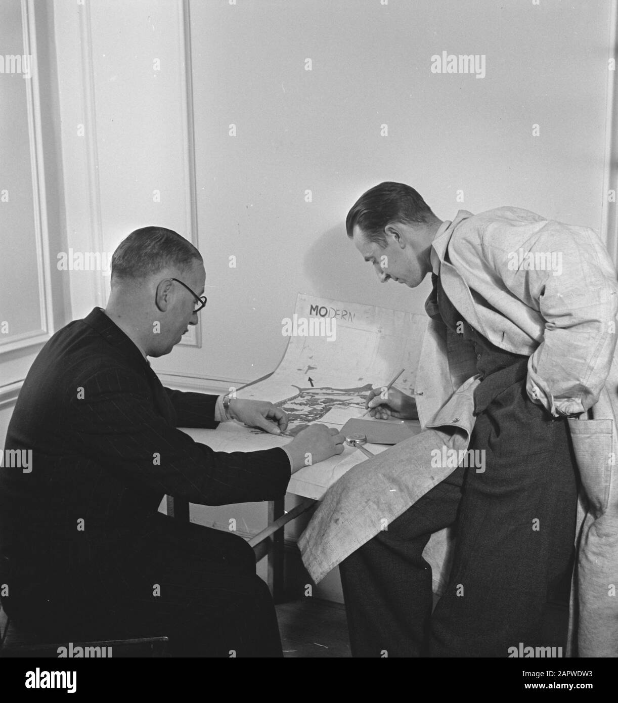 HIE [Holland in England]/Anefo London Serie Erstellen von Informationstafeln, gedruckt auf Leinwand bei City Display Co. In London Datum: 1943 Ort: Großbritannien Schlagwörter: Exponate, Zeichnungen, Name der zweiten Kriegsanstalt: RVD Stockfoto