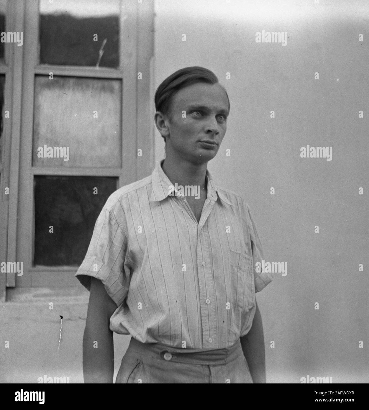 Krauts in Malang Malang: Einer von fünf Deutschen, der am 1. August 1947 verhaftet wurde: Heinz Ulrich, geboren 14-08-1924 in Berlin. Im Dienst der Kriegsmarine als Maschinenobergefereiter auf U-Boot 195. Anmerkung: DJK Datum: 1. August 1947 Ort: Indonesien, Niederländische Ostindien Stockfoto