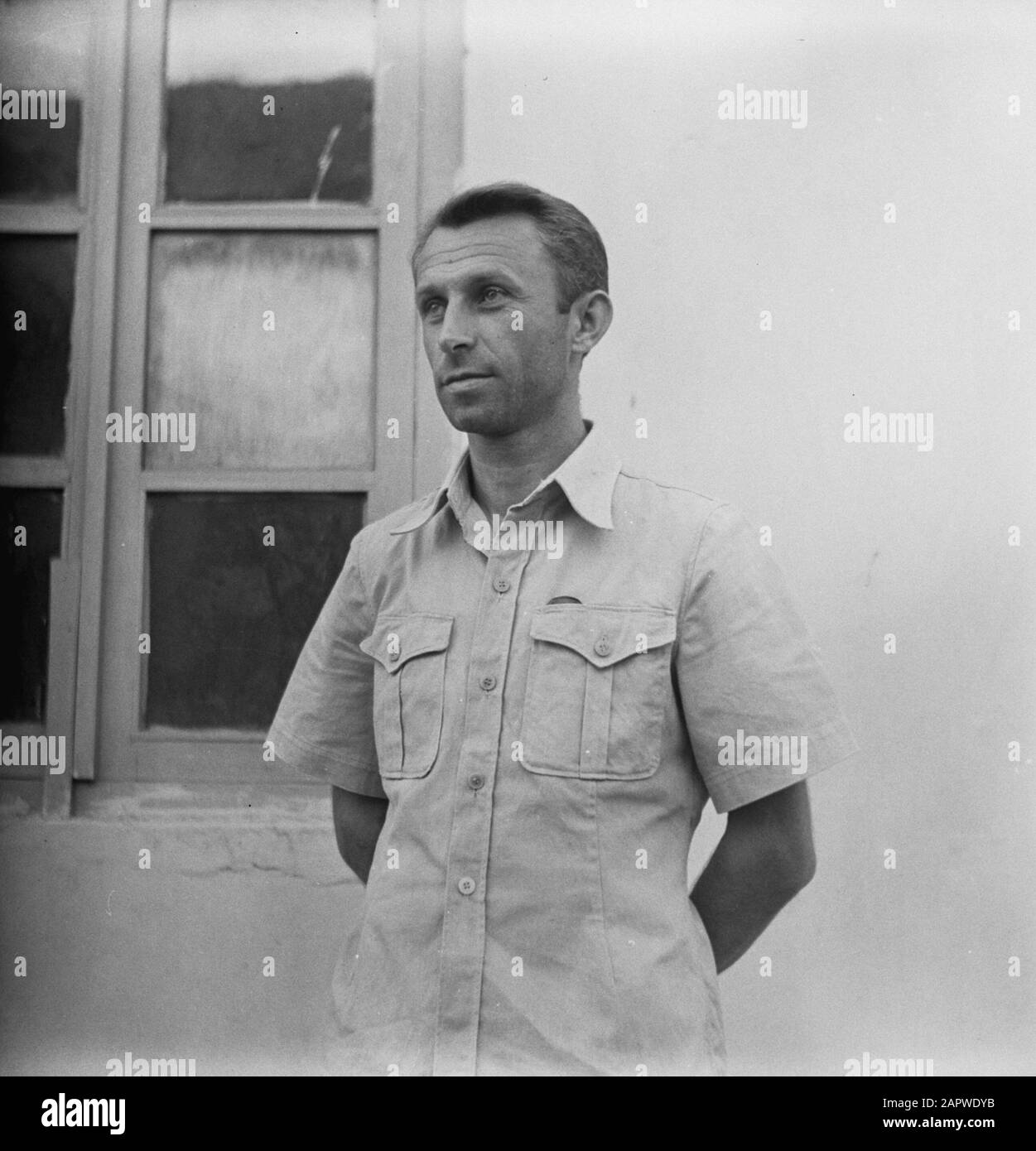 Moffen in Malang Malang: Einer von fünf Deutschen, die am 1. August 1947 verhaftet wurden: Herbert Weber, d. H. 3-6-'14 in Leutersdorf. Im Dienst der Kriegsmarine als Leitender Ingenieur auf U-Boot 195 Anmerkung: DJK Datum: 1. August 1947 Standort: Indonesien, Malang, Niederländische Ostindien Stockfoto