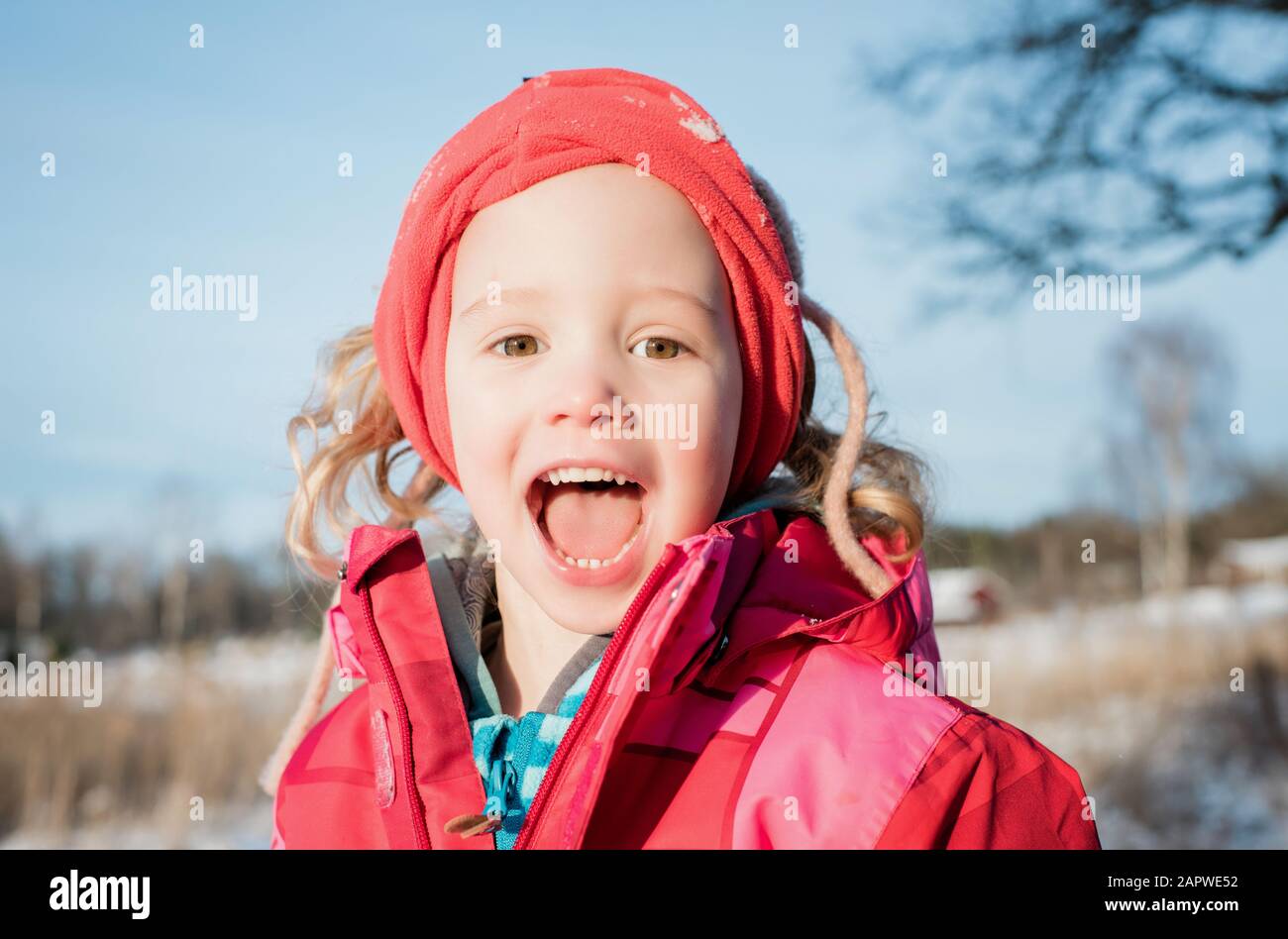 Porträt eines jungen Mädchens, das im Winter draußen spielt Stockfoto