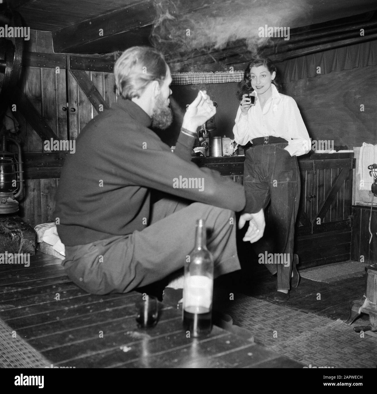 ROM: Besuch des Stadtmenschen Getränke aus einer Flasche Wein in einem Festplatz mit Krippen am Weihnachtsmarkt Datum: Dezember 1937 Ort: Italien, Piazza Navona, Rom Schlüsselwörter: Weihnachtsdekorationen, Märkte, Straßenbilder Stockfoto