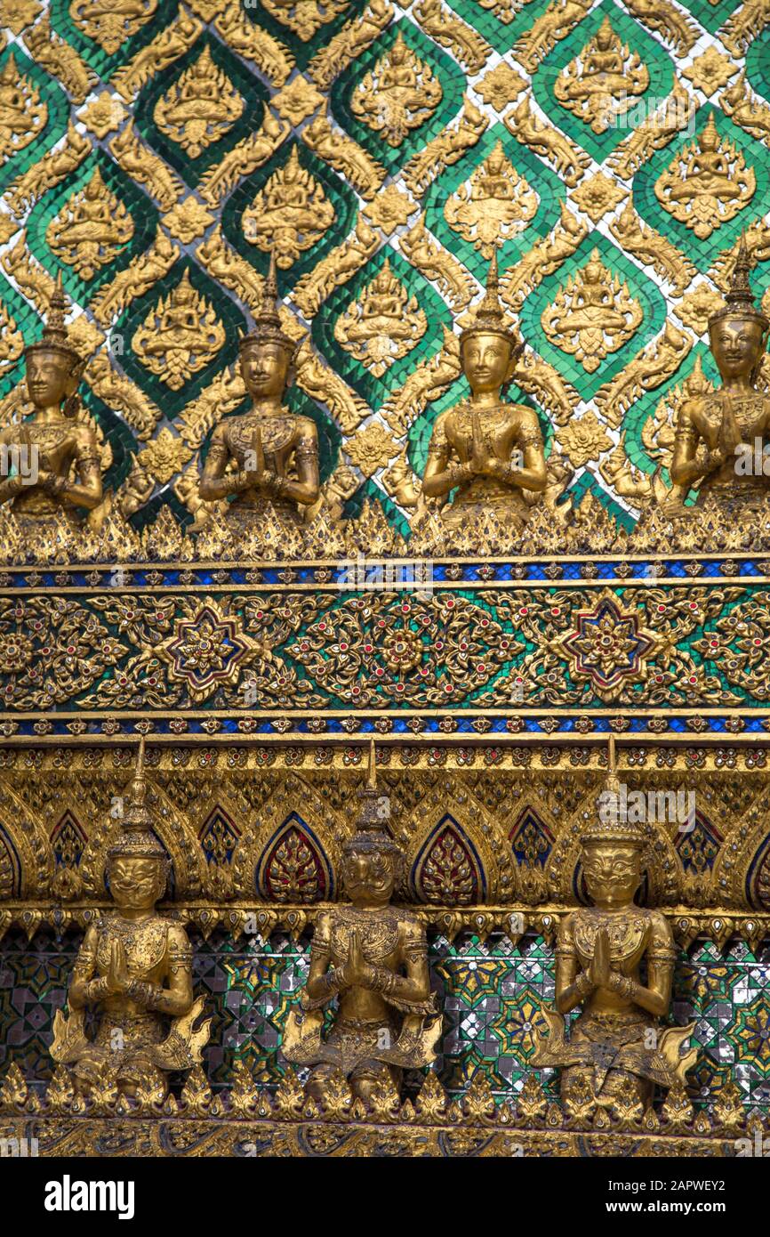 Goldene, grüne und blaue Wand Thai Dekorationen im Grand Palace Stockfoto