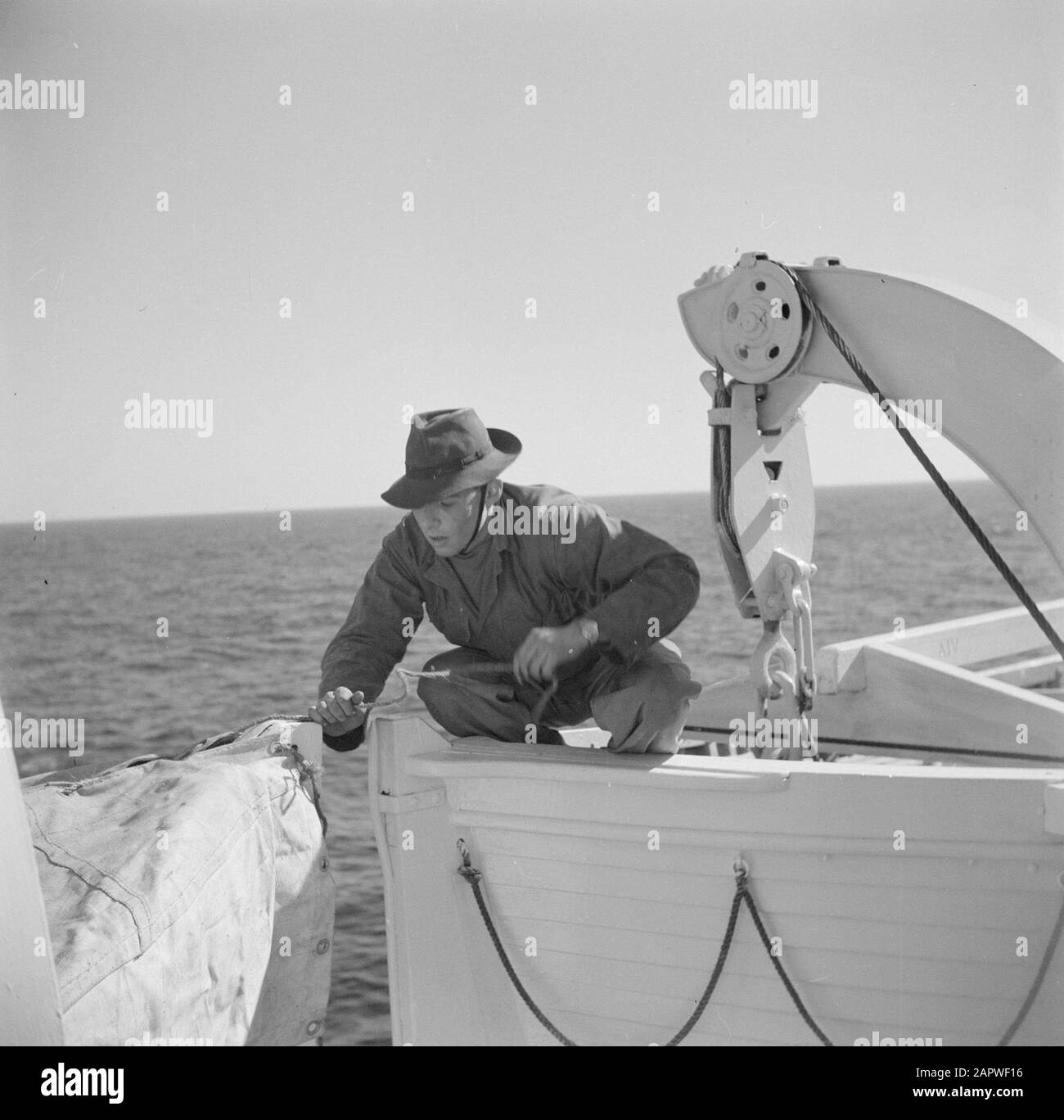 Israel 1948-1949: Seereise Man führt Arbeit an den Rettungsbooten eines Schiffes Anmerkung: Willem van de Poll machte diese Aufnahme an Bord des Schiffes, mit dem er 1948 von Genua nach Haifa unterwegs war Datum: 1948 Ort: Israel Schlagwörter: Arbeit, Instrumente, Männer, Rettungsboote, Schiffahrt Stockfoto