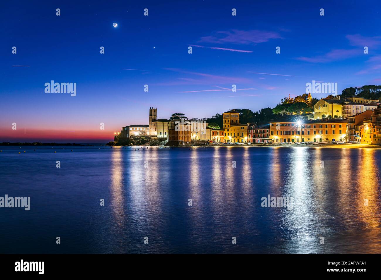 Nächtlicher Blick auf die Altstadt von Sestri Levante an der italienischen Riviera Stockfoto