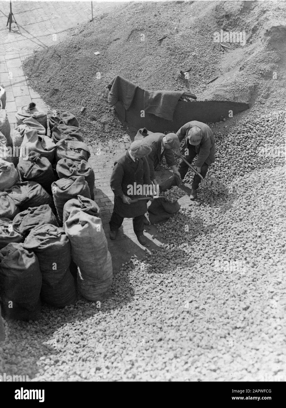 Reportage Amsterdam Männer schaffen die Kohle in Taschen Datum: 1933 Schlüsselwörter: Arbeiter, Kohle Stockfoto