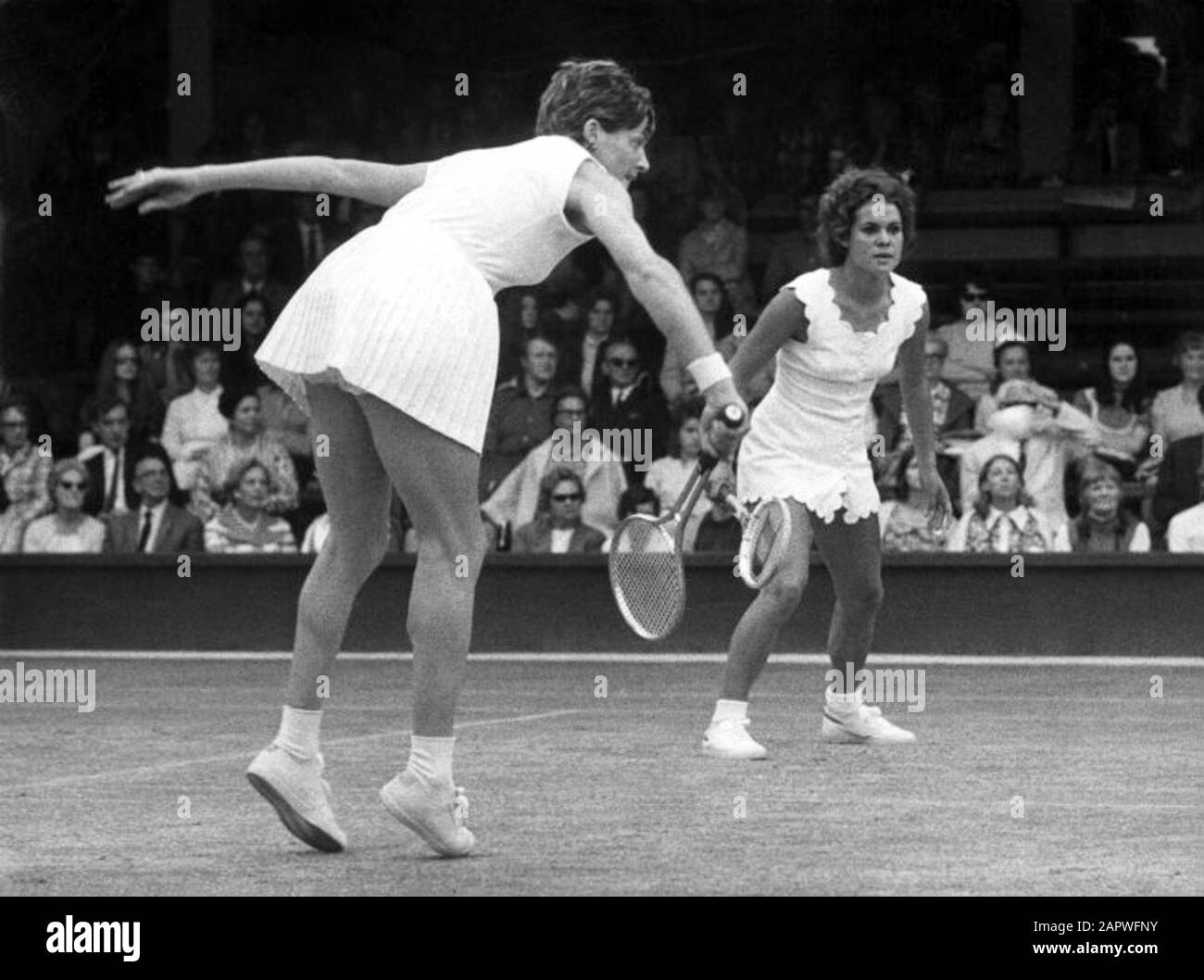 Tennis, Halbfinaldouble Wimbledon 1971 der Frauen, mit Margaret Court (links) und Evonne Goolagong als Sieger. Wimbledon London 1. Juli 1971. Stockfoto