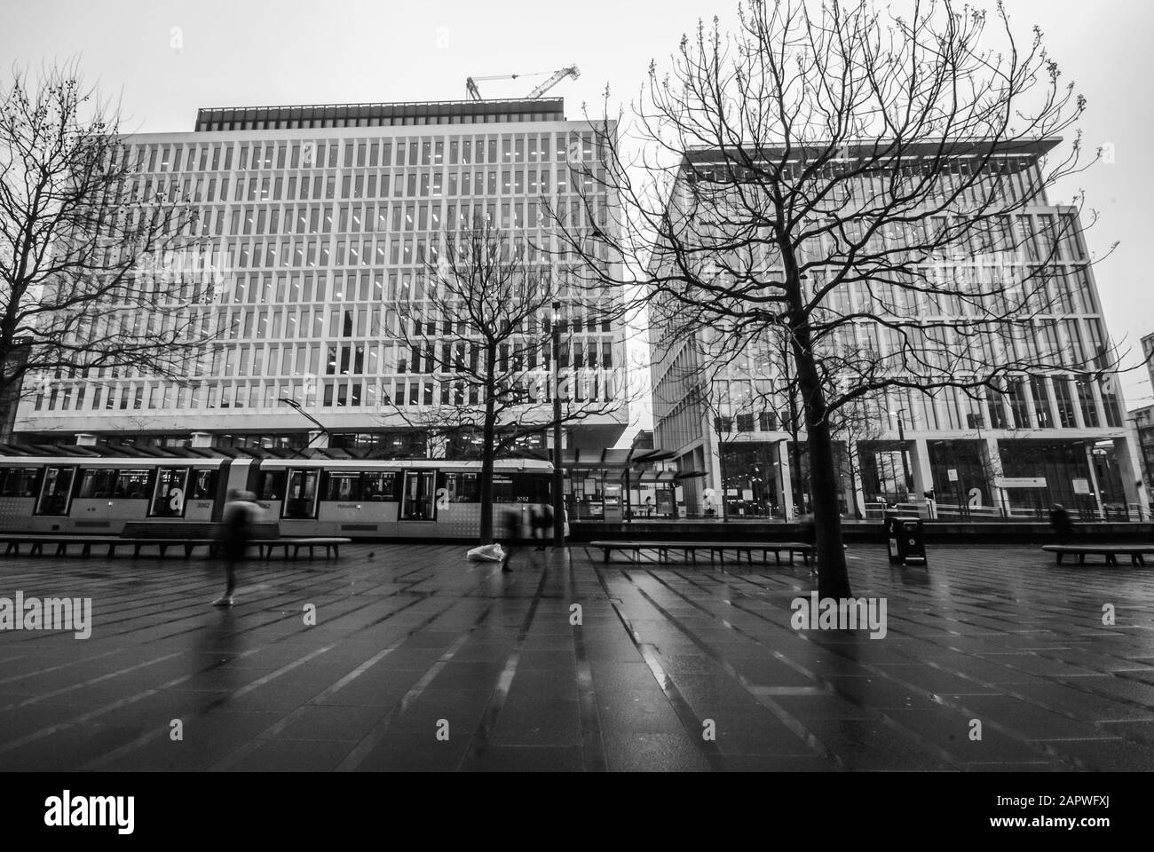 Nasser Wintermorgen auf dem St Peters Square, Manchester Stockfoto