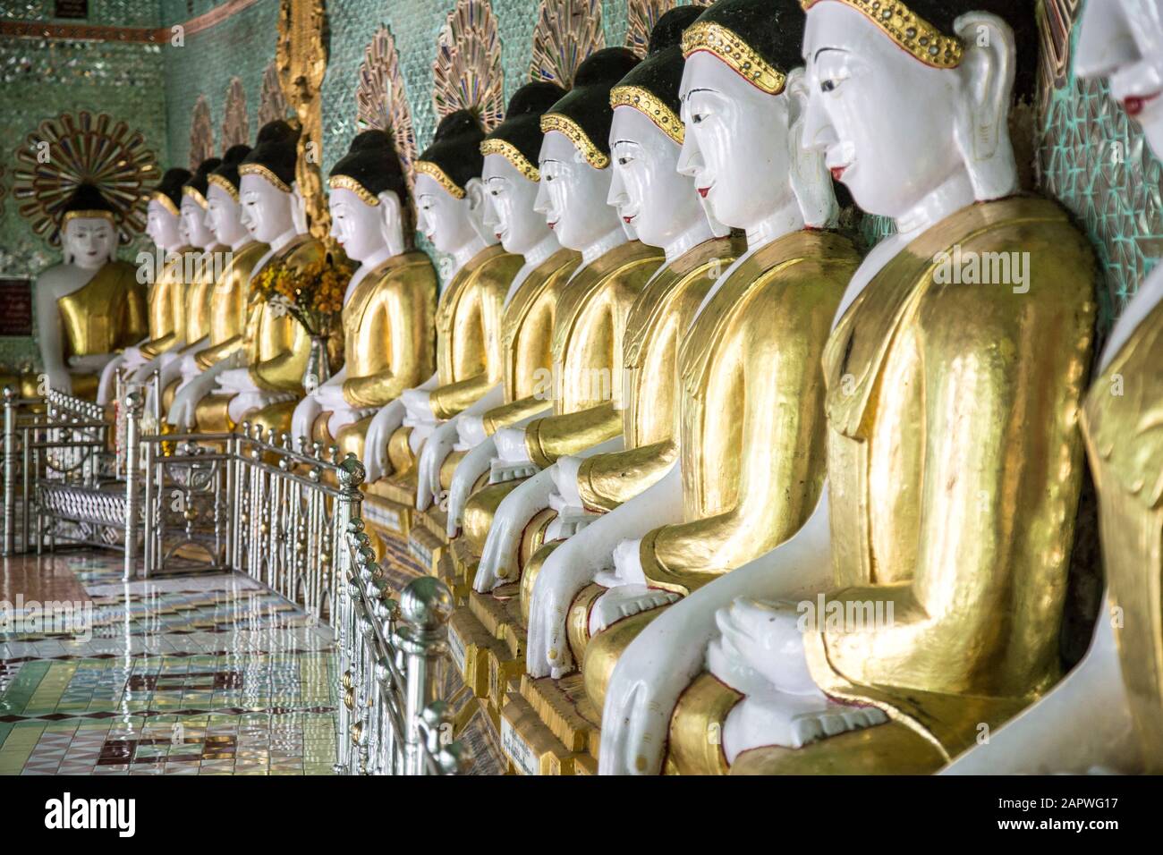 Reihe identischer goldener buddhas in Umin Thounzeh Paya, Mandalay Stockfoto