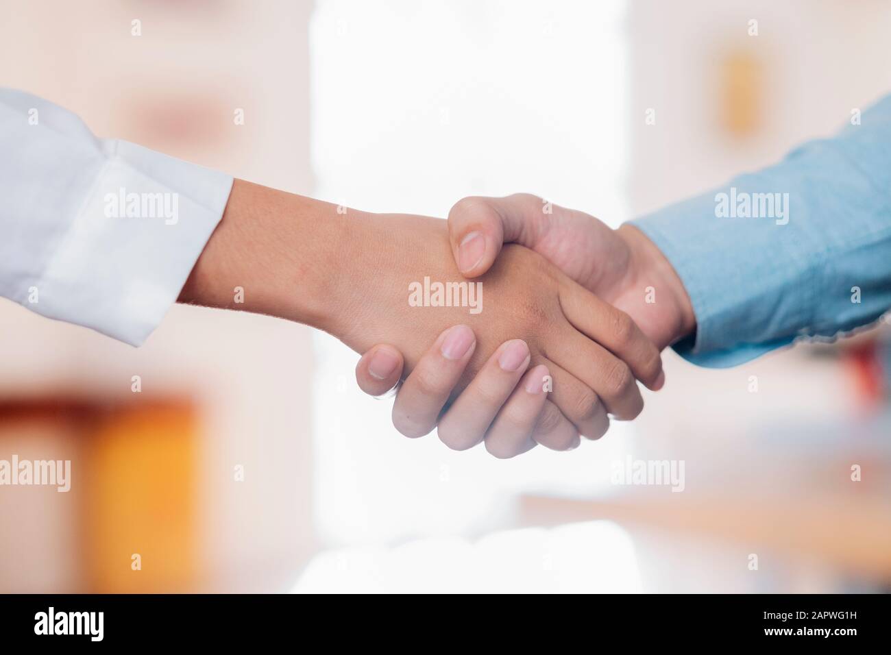 Geschäftsmann Handshake. Erfolgreiche Geschäftsleute, die nach einem guten Deal Handschütteln. Business Partnership Meeting-Konzept. Stockfoto