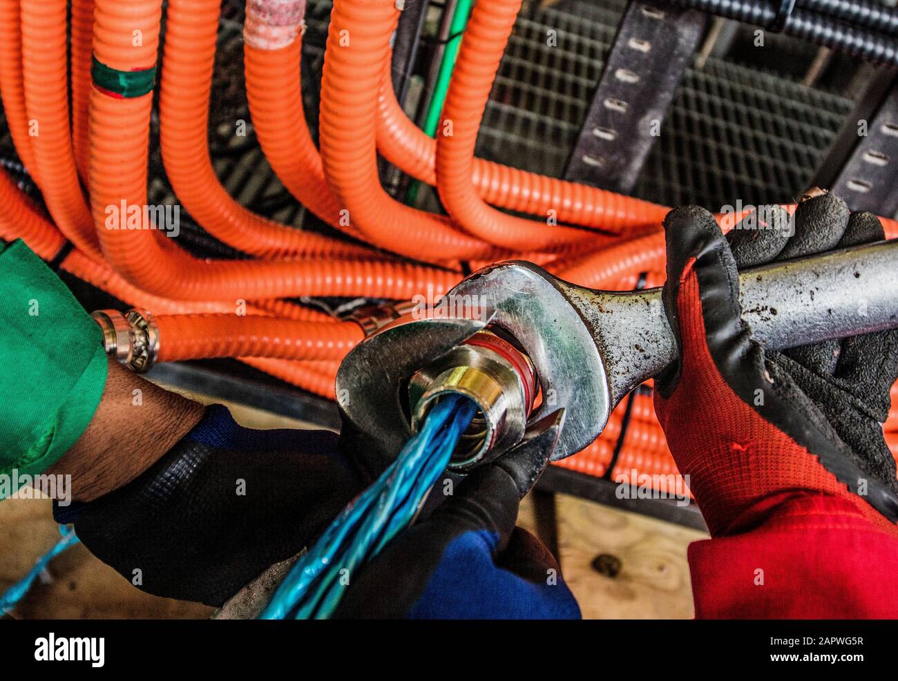 Elektrische Arbeiten an Bord der Produktionsplattformen Stockfoto