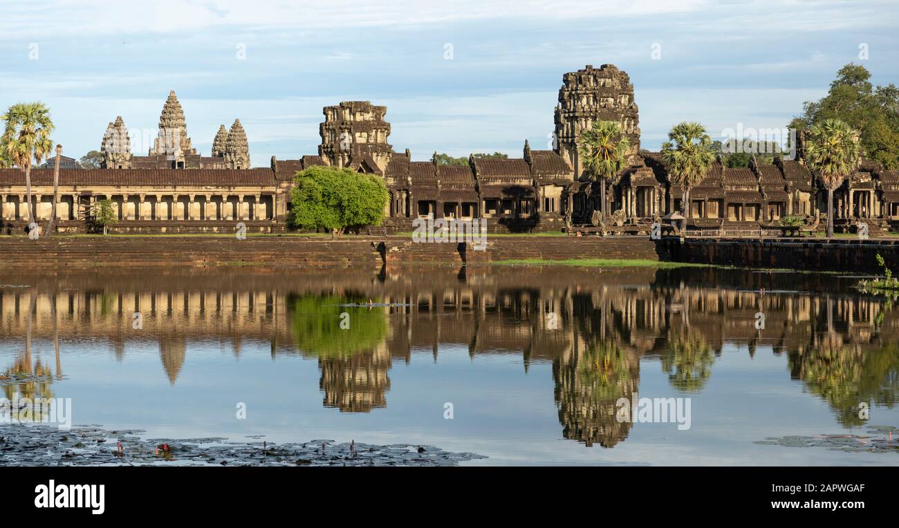 Wasserspiegelung der Außenfassade von Angkor Wat während des sonnigen Tages. faÃ§ Stockfoto