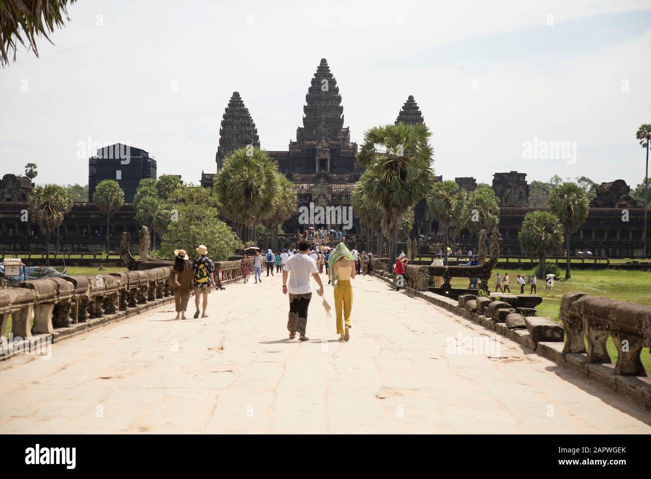 Besucher, die an einem sonnigen Morgen durch den Angkor Wat Komplex spazieren Stockfoto