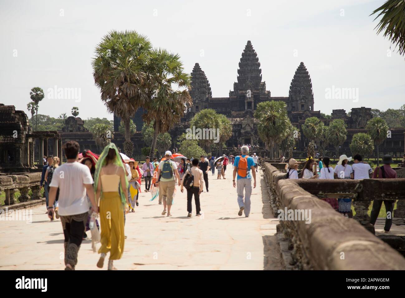 Besucher, die an einem sonnigen Morgen durch den Angkor Wat Komplex spazieren Stockfoto