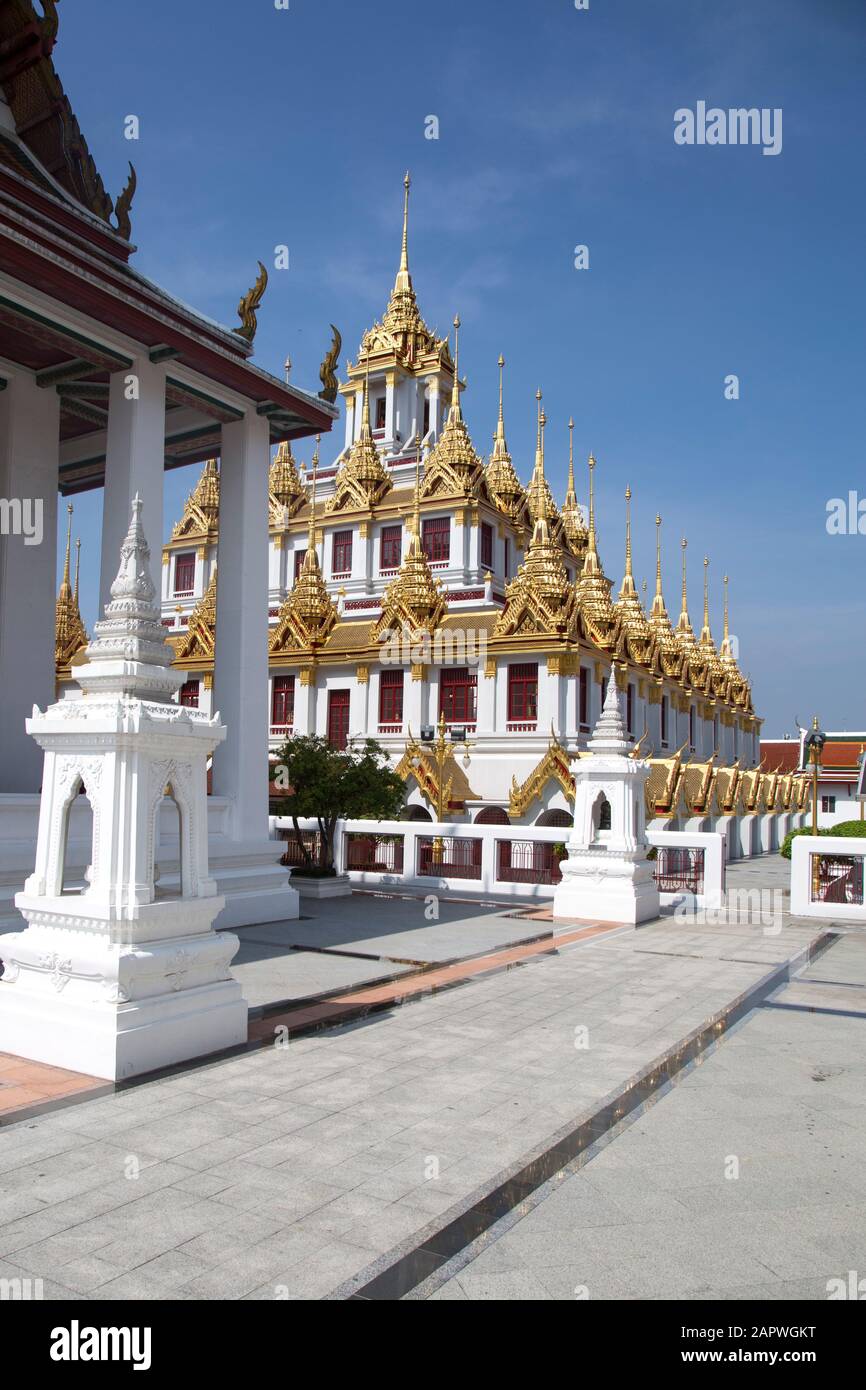 Wat Ratchanatdaram Tempel mit blauem Himmel ein paar weiße Wolken Stockfoto