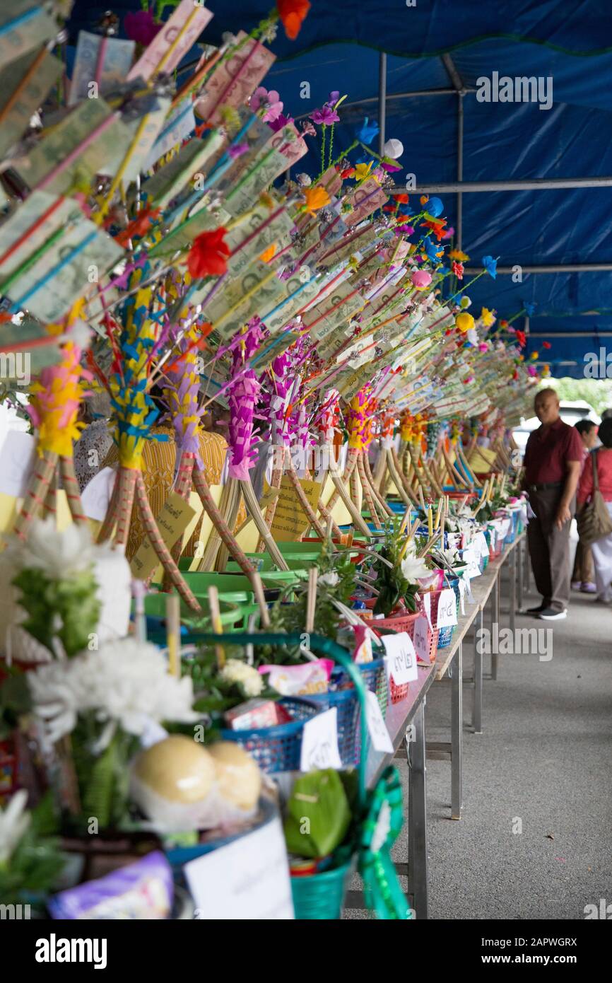Geschenke und Gaben mit Essen und Geld an buddhistische Mönche, Chiang Mai Stockfoto